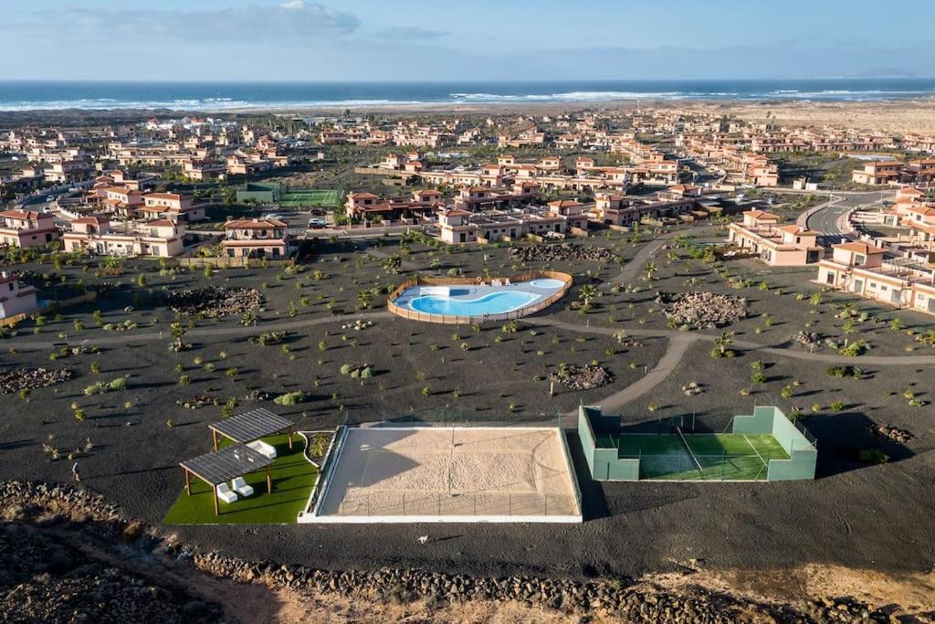 La Caleta Con Piscina Terraza Jardines Privados Terraza Y Wifi Ferienhaus